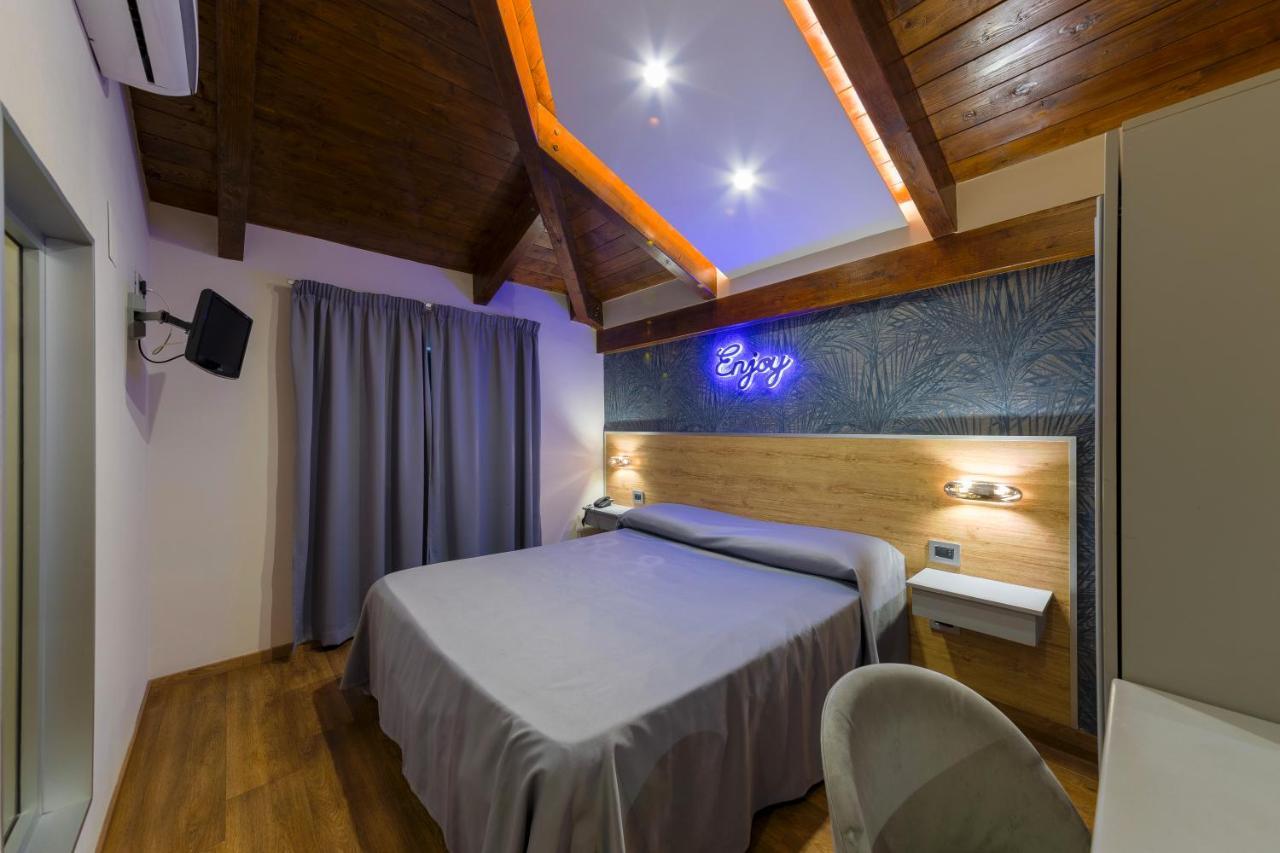 Hotel Vogue ลิโกลา ภายนอก รูปภาพ